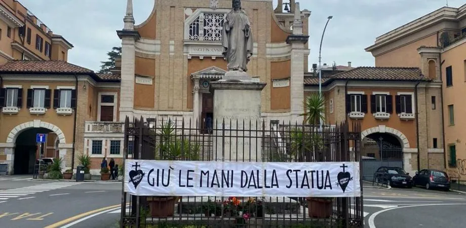 Attaccano i simboli della fede. Difendiamoli!