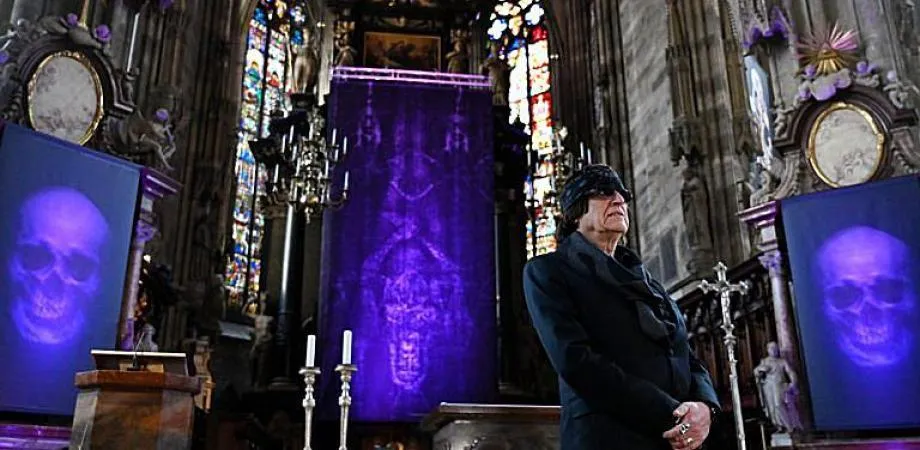Sofortige Entfernung des Fastentuchs im Stephansdom!